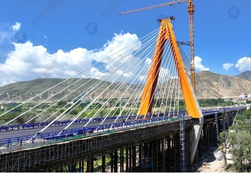 Guomari Bridge, Tongren County in Qinghai ProvinceGuomari Bridge, Tongren County in Qinghai Province